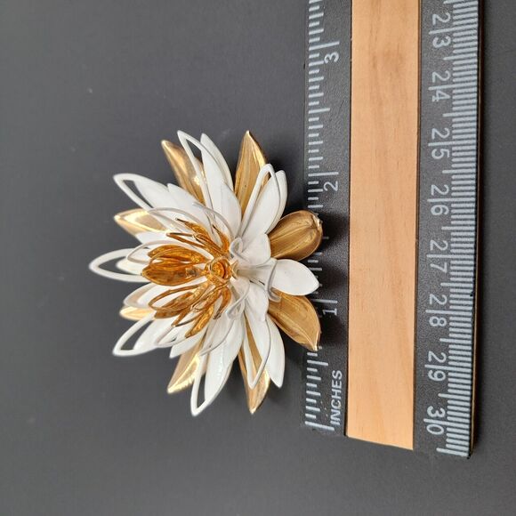 Vintage 1966 Sarah Coventry Water Lily Brooch White Enamel Gold Tone - Picture 10 of 10